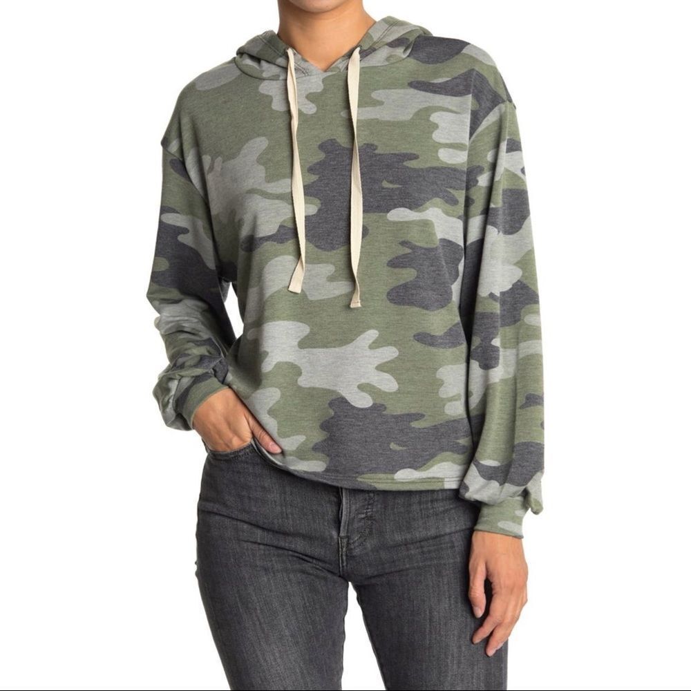 NWT Lulu’s Our Full Attention Green Camouflaged Hoodie